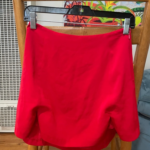 Red satin mini skirt - Picture 3 of 3